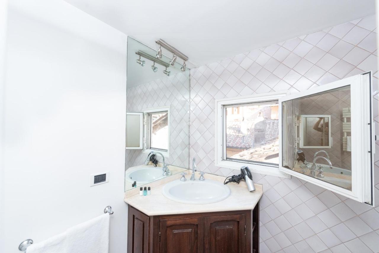 Stunning Campo De Fiori Apartment With Terrace Rome Bagian luar foto